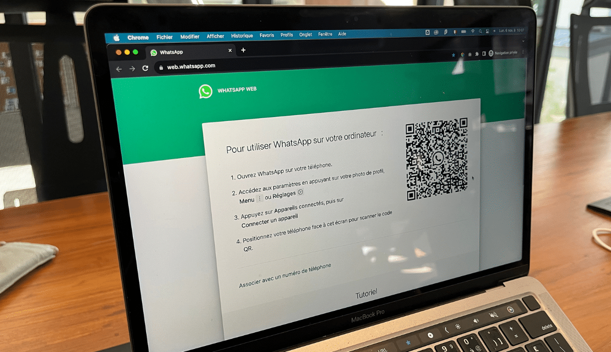 Écran d'ordinateur affichant les instructions pour WhatsApp Web.