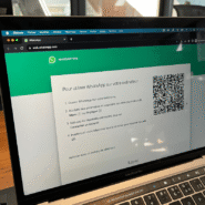Écran d'ordinateur affichant les instructions pour WhatsApp Web.
