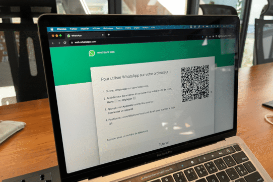 Écran d'ordinateur affichant les instructions pour WhatsApp Web.