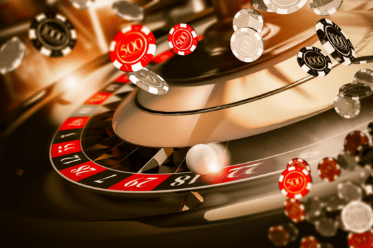 Roulette de casino avec jetons en mouvement