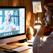 Homme en visioconférence avec une femme sur ordinateur