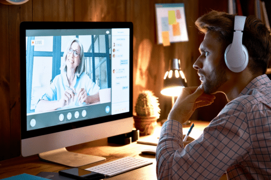 Homme en visioconférence avec une femme sur ordinateur