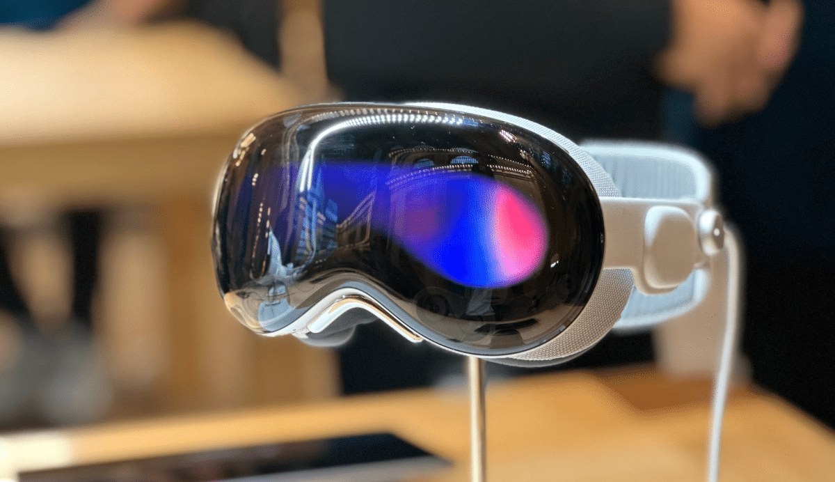 Casque de réalité virtuelle avec écran réfléchissant sur support