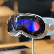 Casque de réalité virtuelle avec écran réfléchissant sur support