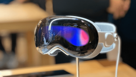 Casque de réalité virtuelle avec écran réfléchissant sur support