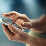 Main utilisant un smartphone moderne