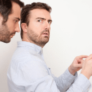 Comment savoir si mon iPhone est espionné ? Découvrez les signes révélateurs et les solutions pour sécuriser efficacement votre smartphone.