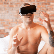 Homme utilisant un casque de réalité virtuelle dans une pièce en briques