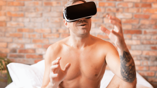 Homme utilisant un casque de réalité virtuelle dans une pièce en briques