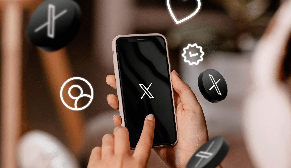 Main tenant un smartphone avec des icônes numériques flottantes