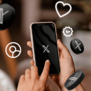 Main tenant un smartphone avec des icônes numériques flottantes