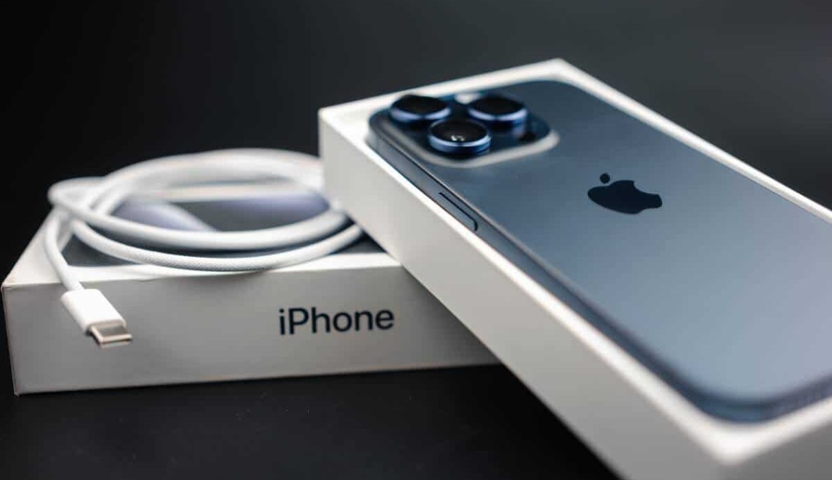 Nouveau modèle d'iPhone avec boîte et câble de chargement