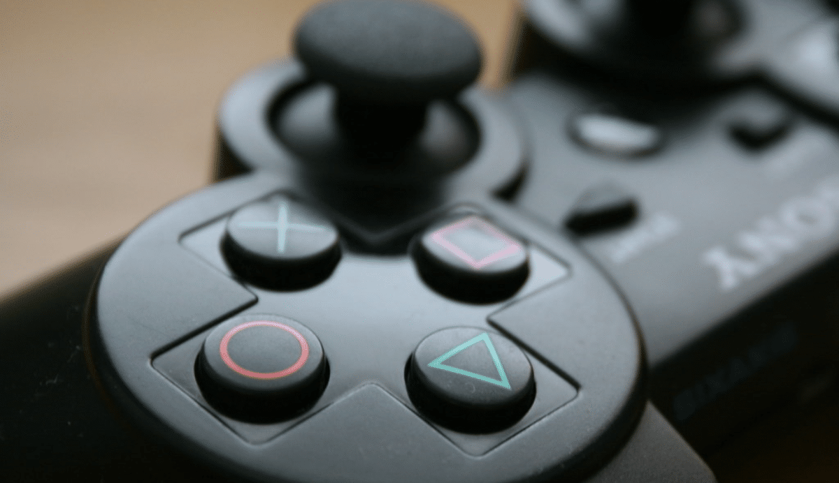 Gros plan sur les boutons d'une manette de jeu