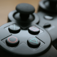 Gros plan sur les boutons d'une manette de jeu