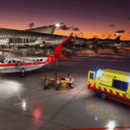 Avion médical et ambulance sur le tarmac d'un aéroport au crépuscule