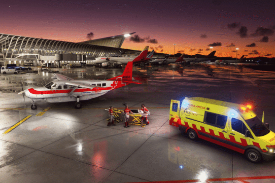 Avion médical et ambulance sur le tarmac d'un aéroport au crépuscule
