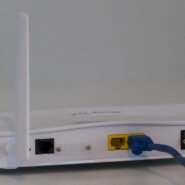 Vue arrière d'un routeur Wi-Fi avec câble réseau connecté