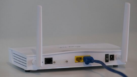Vue arrière d'un routeur Wi-Fi avec câble réseau connecté