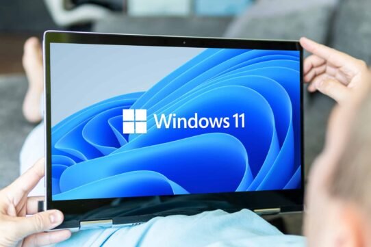 Écran d'un ordinateur portable affichant Windows 11