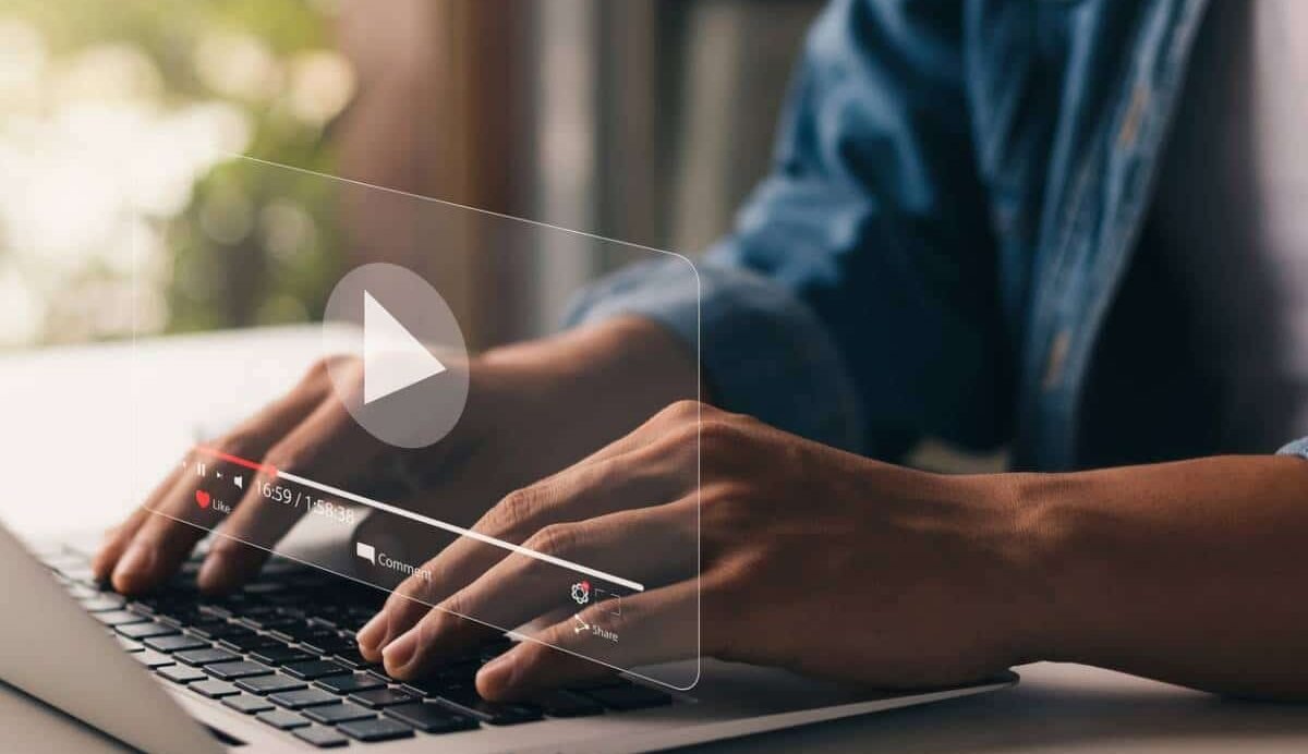Personne utilisant un ordinateur portable avec interface vidéo