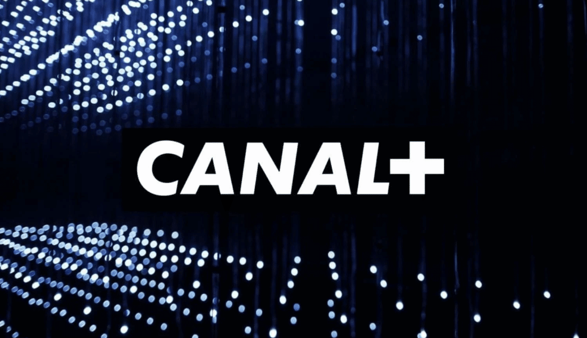 Logo de Canal Plus sur fond de lumières bleues