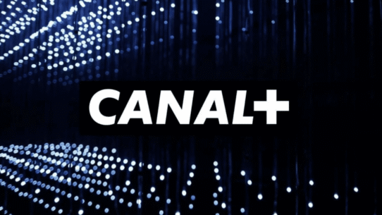 Logo de Canal Plus sur fond de lumières bleues