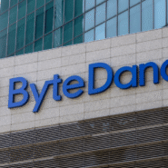 Logo de ByteDance sur une façade de bâtiment