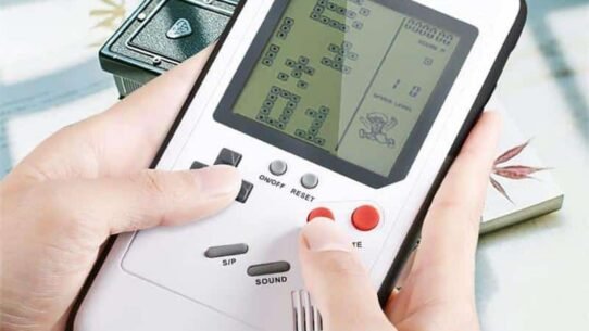 Coque de téléphone au design de jeu rétro tenue en main