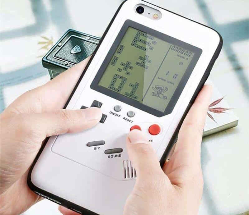 Coque de téléphone au design de jeu rétro tenue en main