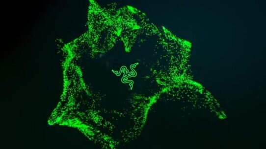 Logo entouré de particules vertes lumineuses sur fond sombre