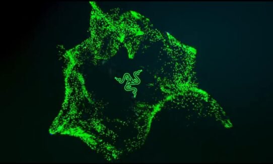 Logo entouré de particules vertes lumineuses sur fond sombre