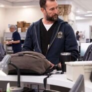 Trois professionnels de santé discutent autour d'un bureau dans un hôpital