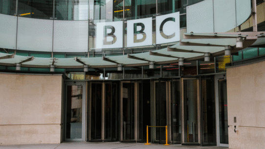 Entrée du siège de la BBC à Londres avec le logo visible