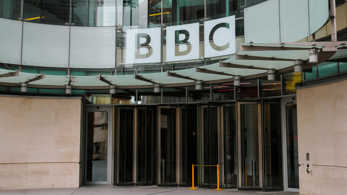 Entrée du siège de la BBC à Londres avec le logo visible