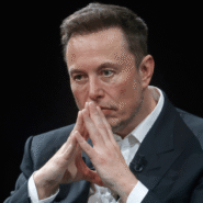 Homme en costume pensif avec les mains jointes