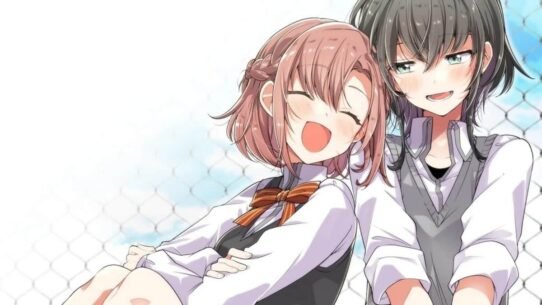 Deux personnages d'anime souriants devant une grille