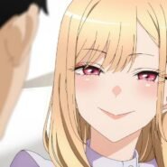 Personnage animé avec cheveux blonds et yeux roses souriant