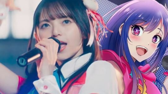 Chanteuse en concert avec personnage d'anime