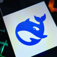 Logo bleu de baleine affiché sur un smartphone