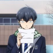 Étudiant en uniforme lisant une lettre avec surprise