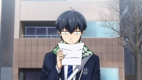 Étudiant en uniforme lisant une lettre avec surprise