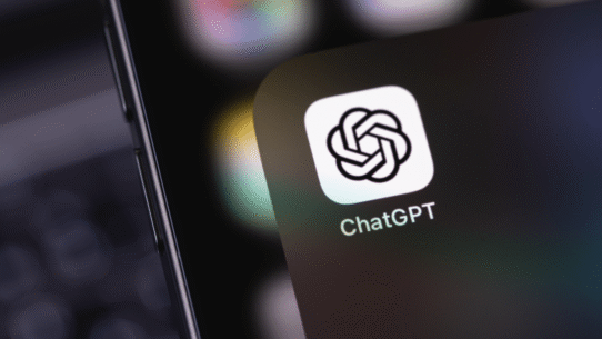 Icône de l'application ChatGPT affichée sur un écran de smartphone