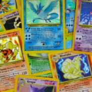Cartes Pokémon vintage étalées avec des illustrations colorées