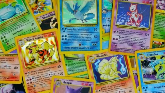 Cartes Pokémon vintage étalées avec des illustrations colorées