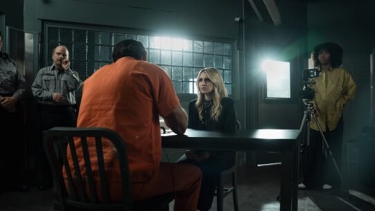 Scène d'interrogatoire dans une salle de détention