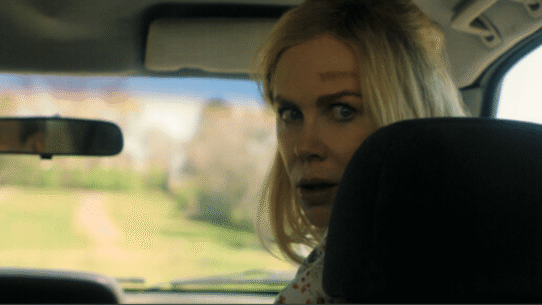 Femme blonde regardant en arrière dans une voiture