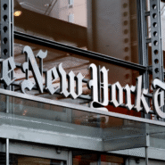 Enseigne du journal The New York Times sur un bâtiment