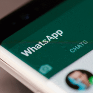 Écran de téléphone affichant l'interface de WhatsApp