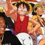 Jeune homme souriant avec des personnages d'anime en arrière-plan