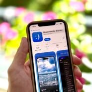 Main tenant un smartphone avec l'application Bluescreen affichée